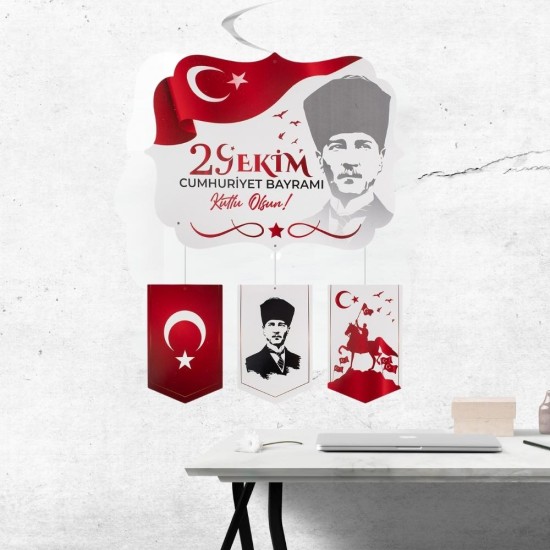 Toptan 29 Ekim asmalı tavan süsü: tavandan sarkan 130 cm boyunda Atatürk ve ay yıldız flamalı spiral süs
