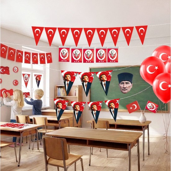 29 Ekim Cumhuriyet Bayramı için süslenmiş sınıf: tavanda ay yıldız üçgen flama, duvarda Atatürk flaması, pencerede ipli bayrak ve kırmızı ay yıldız balonlar
