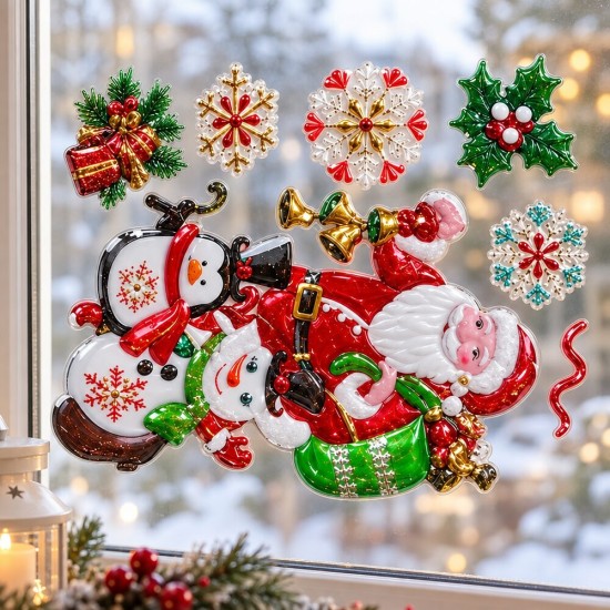 Noel Baba temalı cam sticker seti bir pencerede; kızaklı Noel Baba, penguen, çanlar, çoban püskülü ve kar tanesi parçaları bir arada