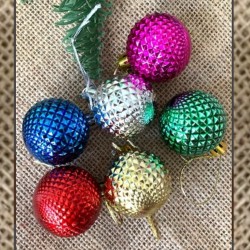 Toptan Çam Ağacı Süsleri Tırtıklı Top Renkli 6 Adet 4 cm Toptan Çam Ağacı Süsleri Tırtıklı Top Renkli 6 Adet 4 cm