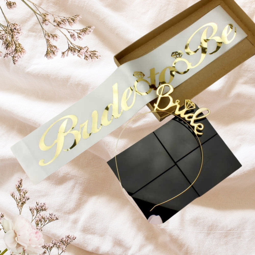 Beyaz üzeri altın yazılı Bride To Be kuşak ve ince metal taçtan oluşan set