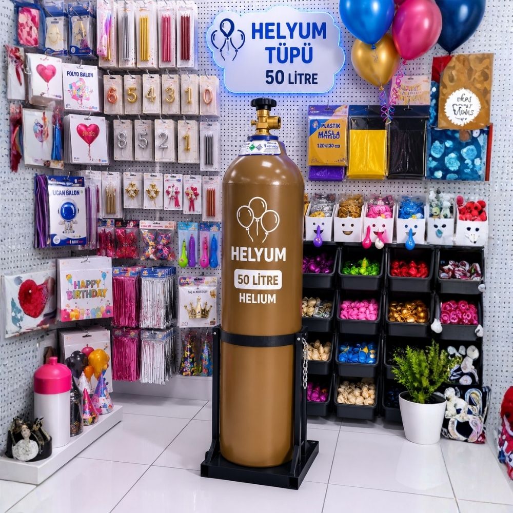 Balon mağazasında sehpaya kayışla sabitlenmiş 50 litrelik kahverengi helyum tüpü ve raflarda balon çeşitleri