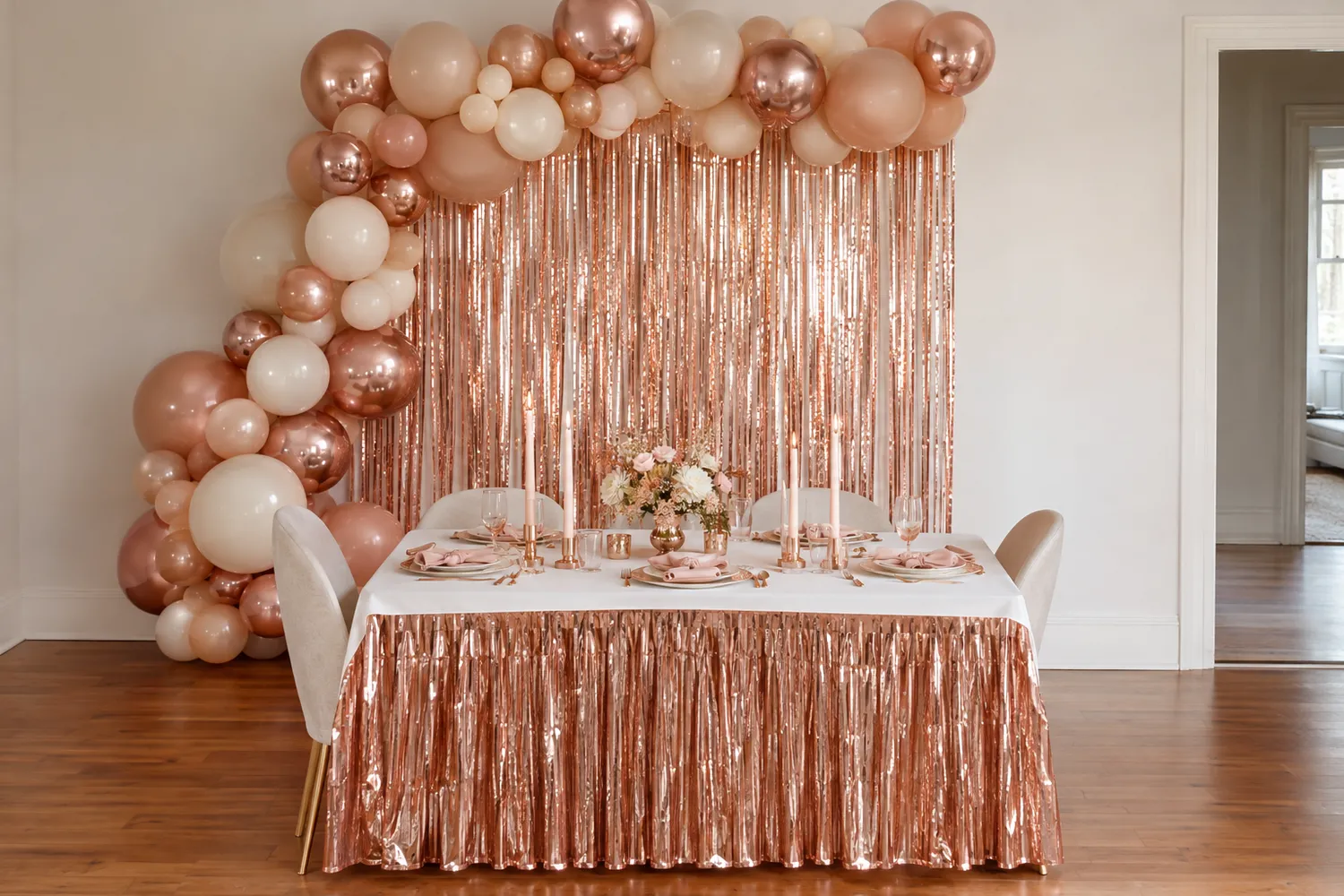 Rose gold konseptli bekarlığa veda düzeni: krom rose gold balonlar, metalik saçaklı fon ve rose gold masa detayları