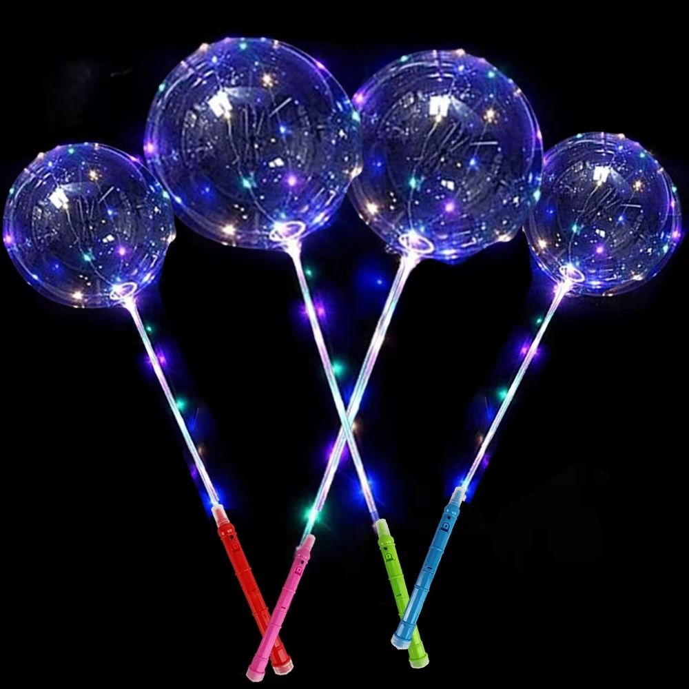 Işıklı şeffaf balon çubuk seti: LED teli balonun çevresine ve çubuğa sarılmış, karanlıkta yanan dört balon