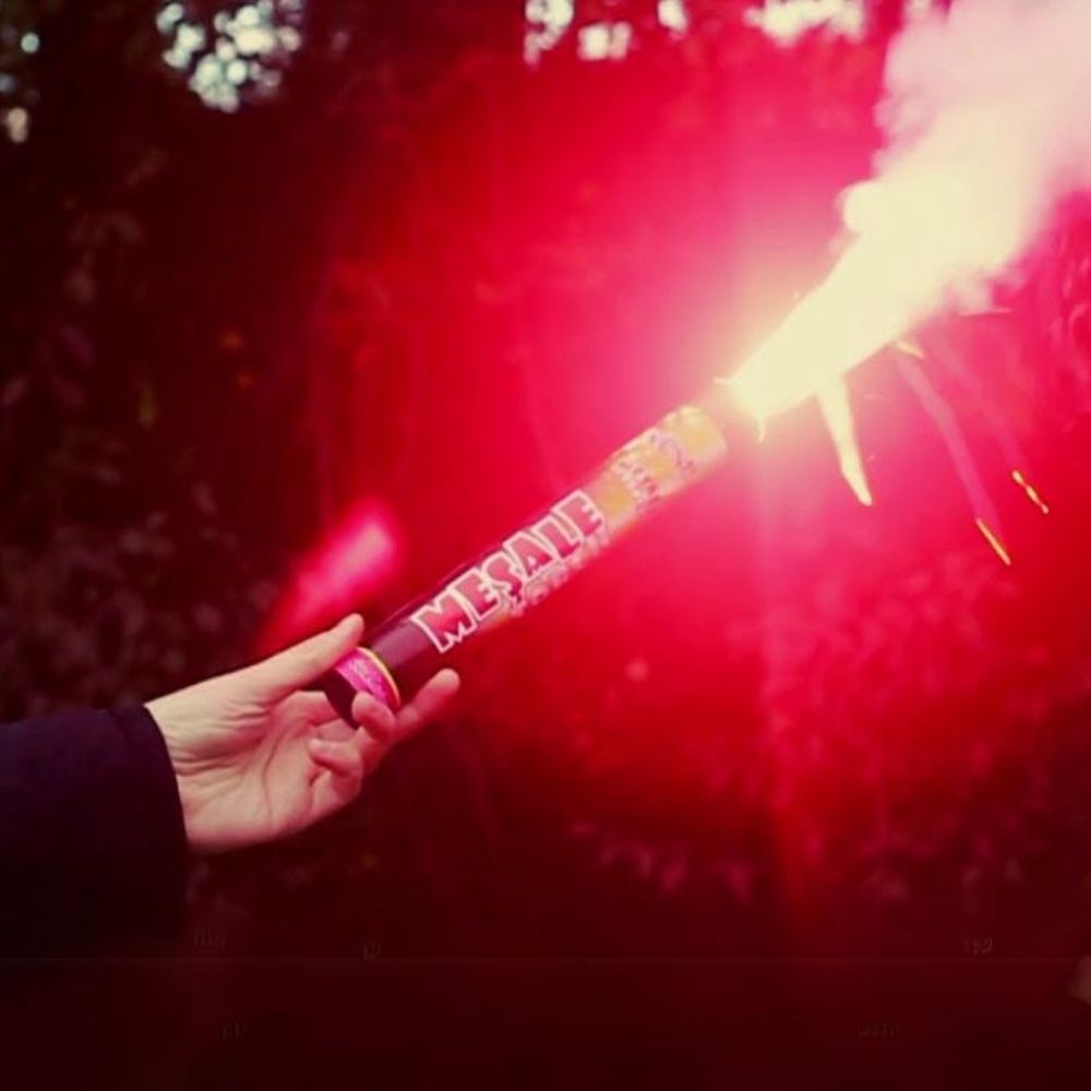 Kırmızı maç meşalesi gövdesinin yakın çekimi: MEŞALE TORCH ürün adı, Türkçe KULLANMA TALİMATI, MADE IN TÜRKİYE ibaresi ve MS001D model kodu